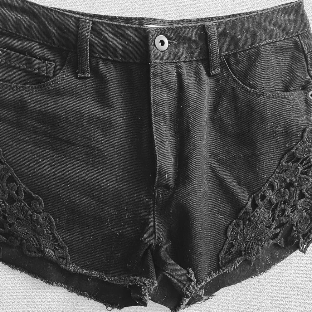 BLACK DENIM SHORTS | FOREVER 21 | JUNIORS |